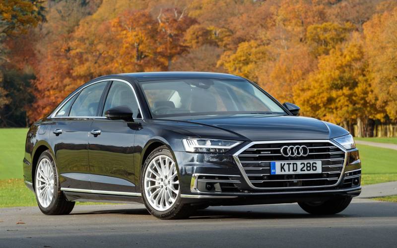 Comparison - Audi A8 Sport quattro 2018 - vs - Audi S8 Plus quattro